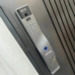 FECHADURA ELETRÔNICA DIGITAL COM RECONHECIMENTO FACIAL